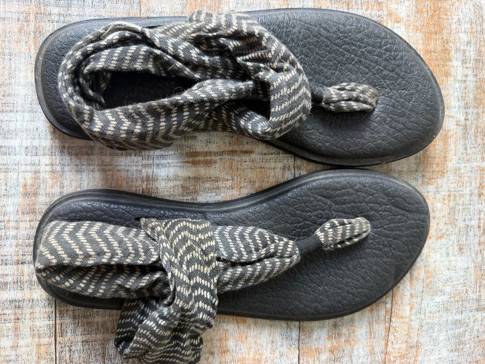 Sanuk Yoga Mat Coastal Knot Strap Sandals Sling Black Gray Striped Size 8